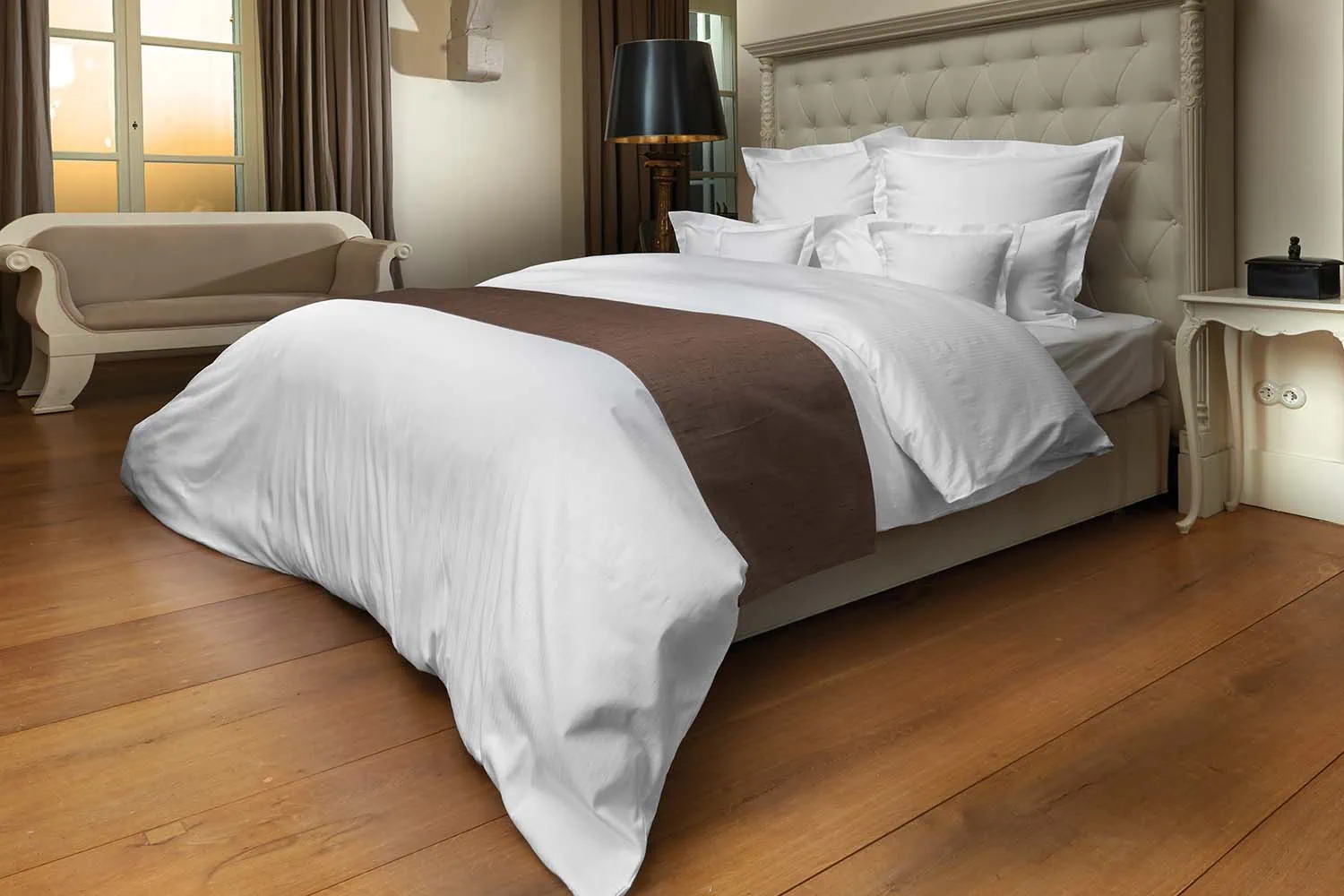 imagebild-bettwaesche-hotellerie-nadelstreifen-mit-ziernaht_zierkissen-bettschal