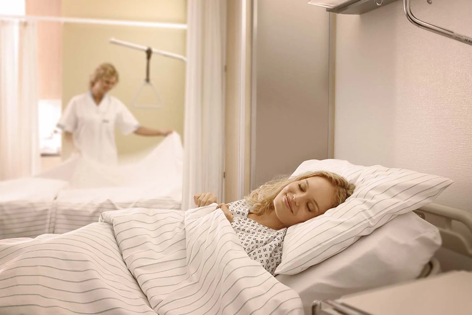 Millieubild-bettwaesche-gesundheitswesen-rhein_krankenhauswaesche_patientin