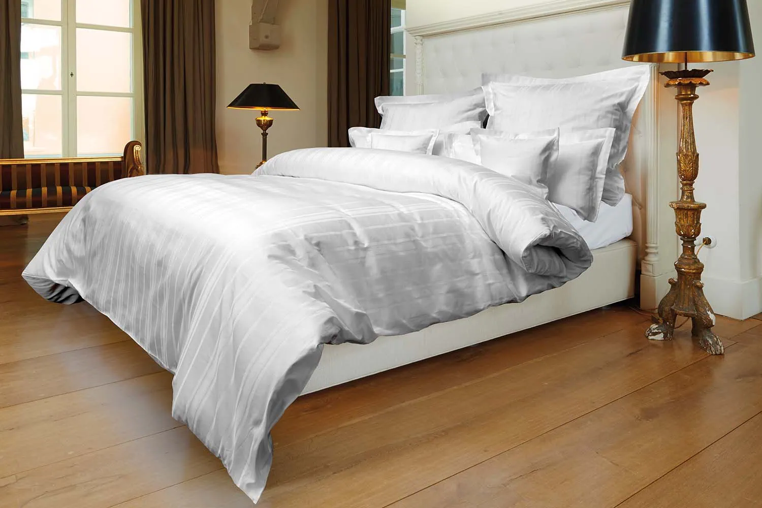 imagebild-bettwaesche-hotellerie-wechselstreifen-zierkissen