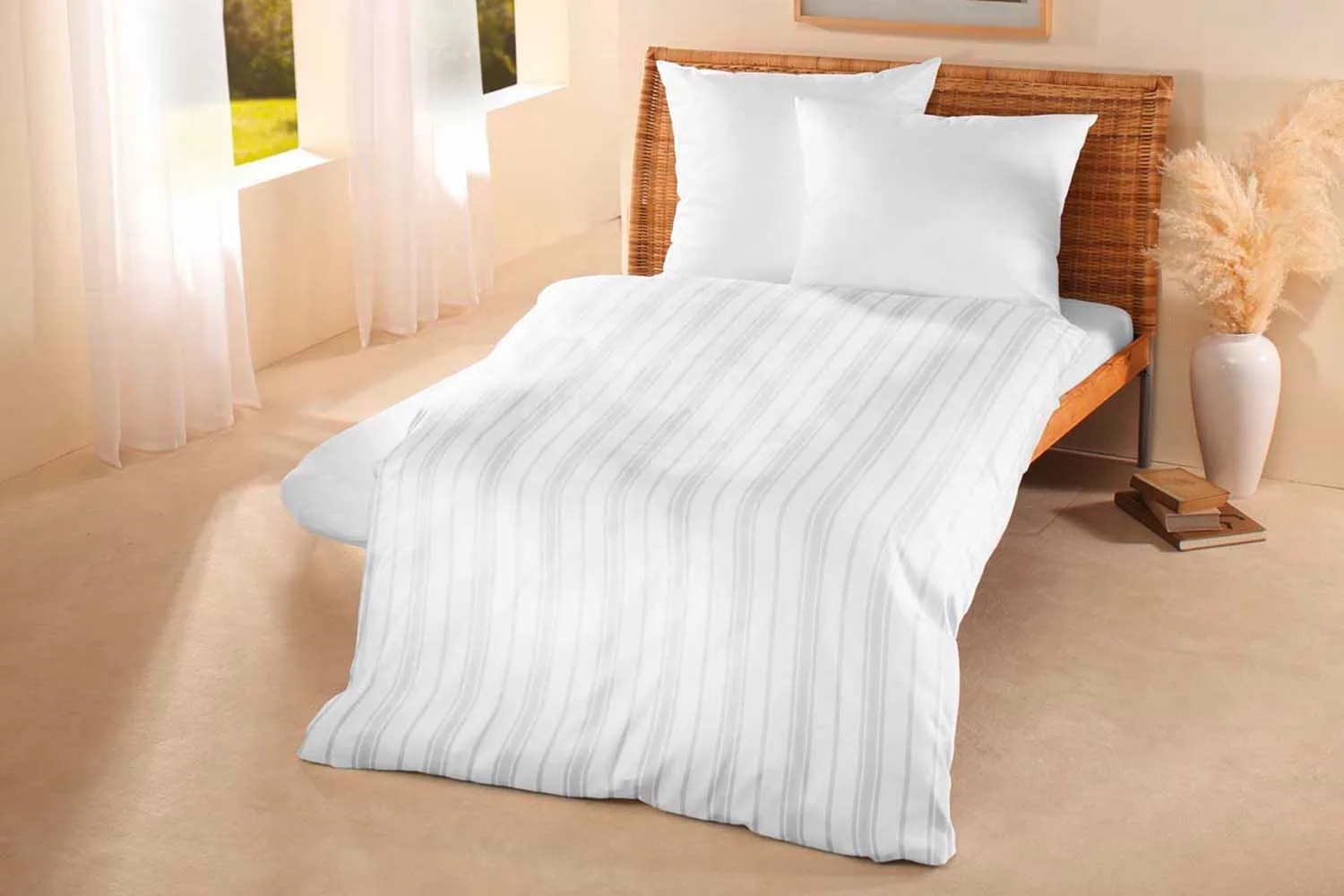 imagebild-bettwaesche-hotellerie-wechselstreifen-kissen-glattsatin