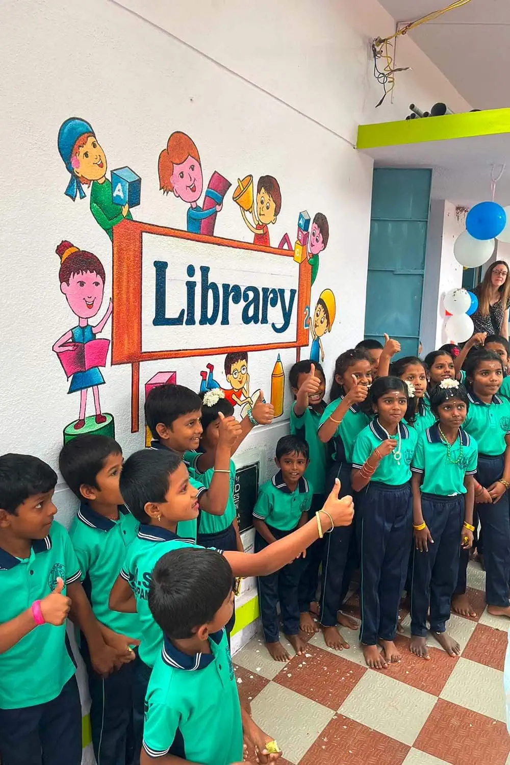 GoodTextiles Foundation - Schüler vor der Bibliothek